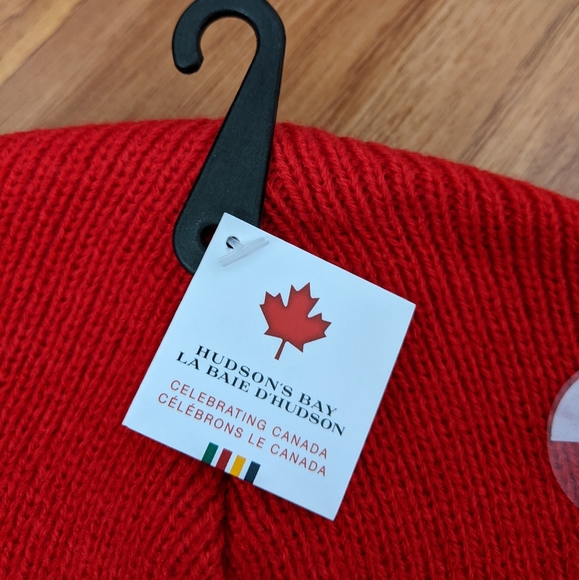3/$15 Hudson's Bay unisex Red Canadiana Toque - Picture 3 of 4